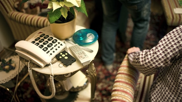 Telefon mit grossen Tasten für alte Frau Telefon mit grossen Tasten für alte Frau