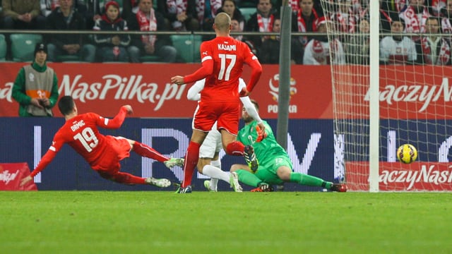 Josip Drmic überwindet Artur Boruc zum 1:0. Josip Drmic überwindet Artur Boruc zum 1:0.