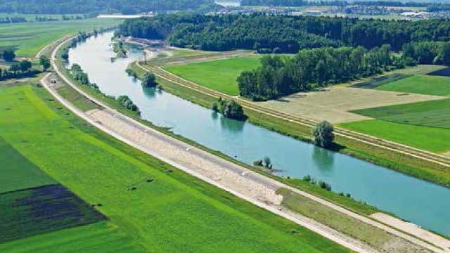 Ein Kanal aus der Vogelperspektive Ein Kanal aus der Vogelperspektive