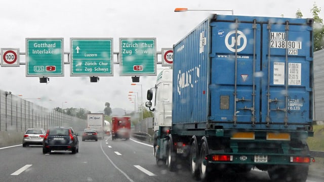 Lastwagen auf Autobahn Lastwagen auf Autobahn