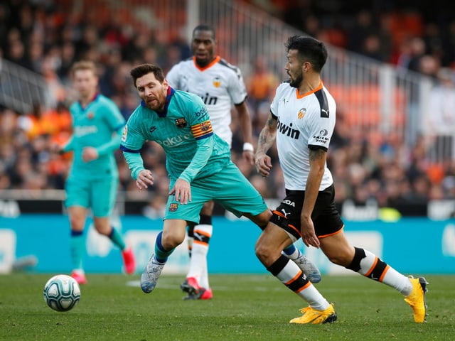 Lionel Messi und seine Teamkollegen stoplern über Valencia. Lionel Messi und seine Teamkollegen stoplern über Valencia.