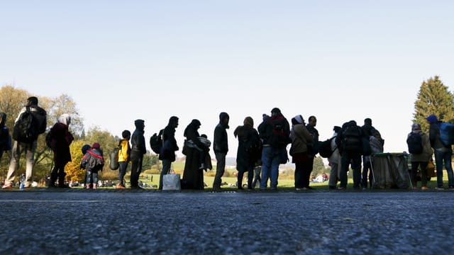 Flüchtlinge an der deutsch-österreichischen Grenze nahe Passau. Flüchtlinge an der deutsch-österreichischen Grenze nahe Passau.