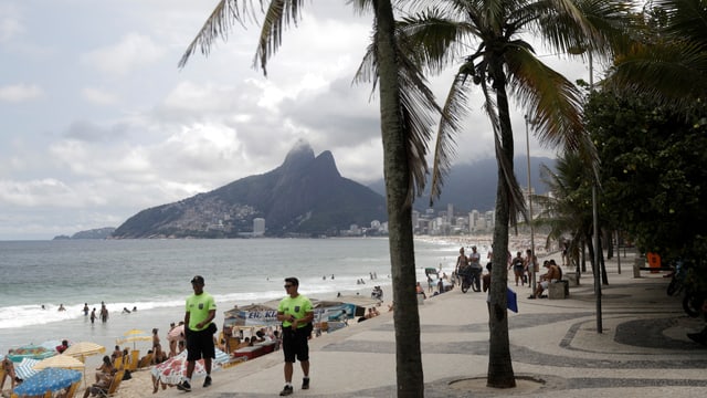 Polizisten am Strand von Rio. Jetzt unterstehen sie dem Militär. Polizisten am Strand von Rio. Jetzt unterstehen sie dem Militär.