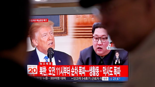 Eine Fernsehaufnahme zeigt US-Präsident Donald Trump und den nordkoreanischen Machthaber Kim Jong-un. Eine Fernsehaufnahme zeigt US-Präsident Donald Trump und den nordkoreanischen Machthaber Kim Jong-un.