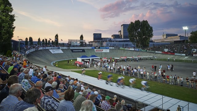 Ein Radrennen auf einer offenen Rennbahn Ein Radrennen auf einer offenen Rennbahn