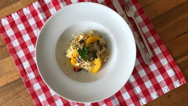 Kabissalat mit Kümmel, Orange und Apfel. Kabissalat mit Kümmel, Orange und Apfel.