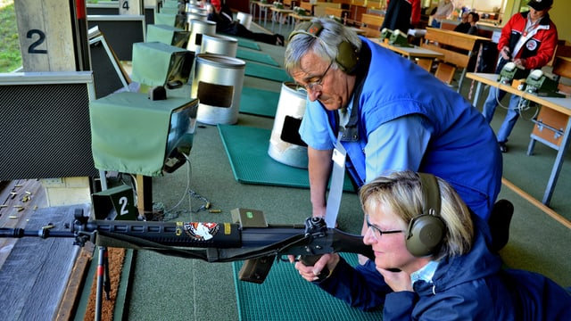 Vreni Fricker mit Gewehr im Schiessstand Vreni Fricker mit Gewehr im Schiessstand