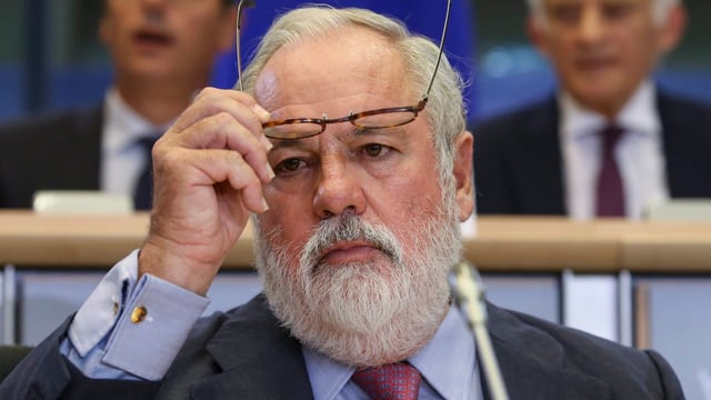 Miguel Arias Canete setzt seine Brille ab Miguel Arias Canete setzt seine Brille ab