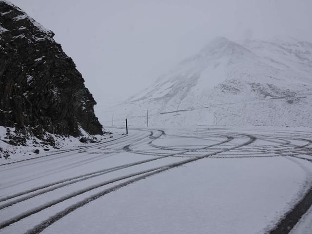 Schnee auf der Passstrasse.