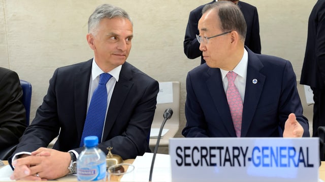Didier Burkhalter unterhält sich mit Ban Ki-Moon Didier Burkhalter unterhält sich mit Ban Ki-Moon