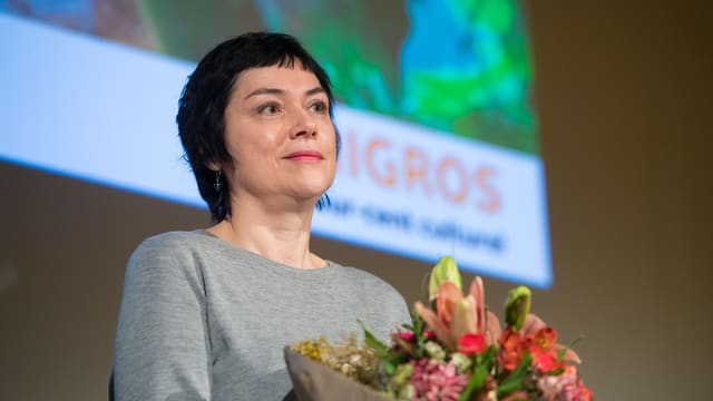 Mirjam von Arx hält einen Blumenstrauss in der Hand. Mirjam von Arx hält einen Blumenstrauss in der Hand.