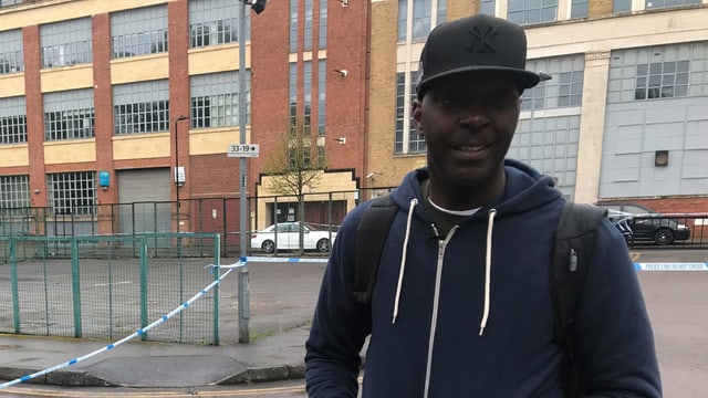 Paul McKenzie mit schwarzer Baseball-Kappe auf einer Strasse. Paul McKenzie mit schwarzer Baseball-Kappe auf einer Strasse.