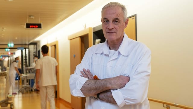 Mann mit grauem Haar auf Spitalgang Mann mit grauem Haar auf Spitalgang