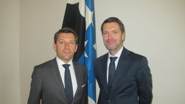 Der österreichische Botschafter Jürgen Meindl (links) und der Aargauer Staatsschreiber Peter Grünenfelder, beide in Anzug mit Kravatte, vor einer Aargauer Fahne. Der österreichische Botschafter Jürgen Meindl (links) und der Aargauer Staatsschreiber Peter Grünenfelder, beide in Anzug mit Kravatte, vor einer Aargauer Fahne.