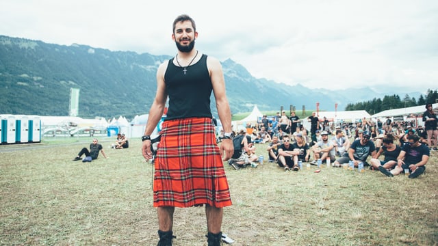 Ein Mann trägt einen Kilt am Greenfield.