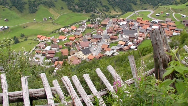 Vista sin Curaglia, il pli grond vitg da la Val Medel. Vista sin Curaglia, il pli grond vitg da la Val Medel.