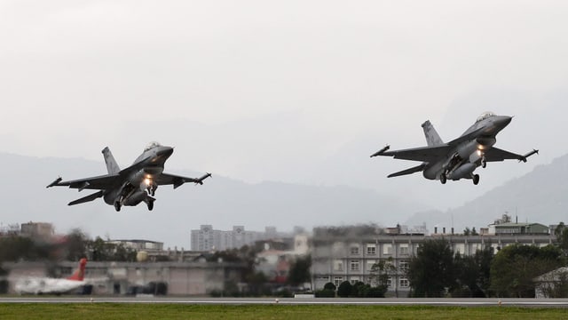 Startende F-16-Jets der Luftwaffe Taiwans Startende F-16-Jets der Luftwaffe Taiwans