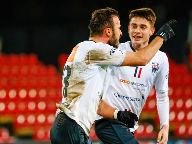 Jubelnde Aarau-Spieler. Jubelnde Aarau-Spieler.