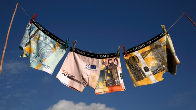 Unterhosen mit Euro-Scheinen flattern an der Wäscheleine. Unterhosen mit Euro-Scheinen flattern an der Wäscheleine.