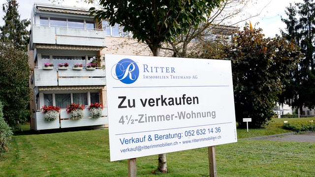Wohblock mit Verkaufsplakat. Wohblock mit Verkaufsplakat.