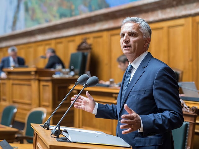 Vorne im Bild: Der abtretende Bundesrat Didier Burkhalter. Im Hintergrund: Verschwommene Parlamentarier. Vorne im Bild: Der abtretende Bundesrat Didier Burkhalter. Im Hintergrund: Verschwommene Parlamentarier.