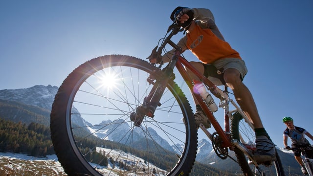 Ein Mountainbikefahrer von unten fotografiert. Ein Mountainbikefahrer von unten fotografiert.