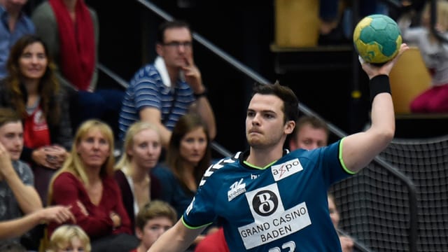 Handballer in Aktion vor Publikum Handballer in Aktion vor Publikum