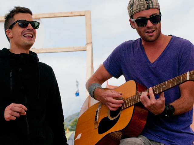 Die Brüder Ivan und Gabriel vertraten die Schweiz am Eurovision Song Contest 2012. Am Freitagmorgen spielten sie im #srf3camp ein Katerkonzert und weckten die Bewohner mit entspannten Unplugged-Songs.