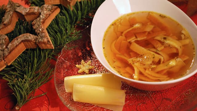 Flädlisuppe mit Hobelkäse. Flädlisuppe mit Hobelkäse.