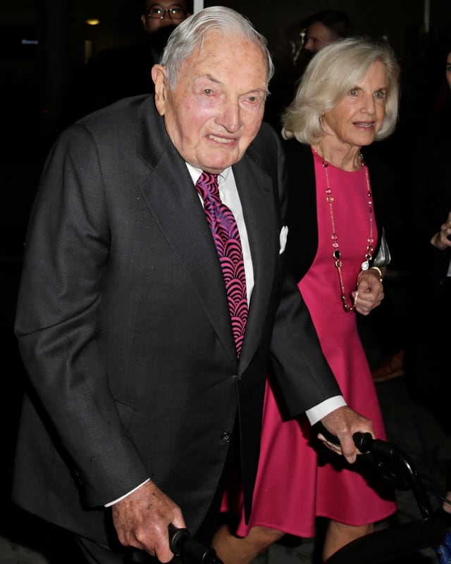 David Rockefeller mit einem Rollator neben einer älteren Dame. David Rockefeller mit einem Rollator neben einer älteren Dame.