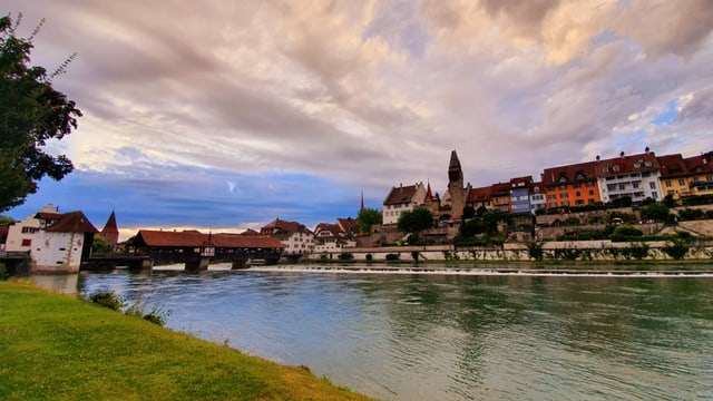 Blick über die braune Reuss zur Altstadt von Bremgarten/AG. Blick über die braune Reuss zur Altstadt von Bremgarten/AG.