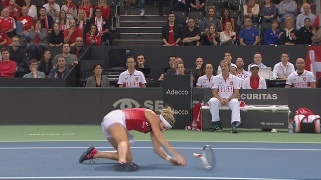 Bacsinszky knickt unglücklich um. Bacsinszky knickt unglücklich um.