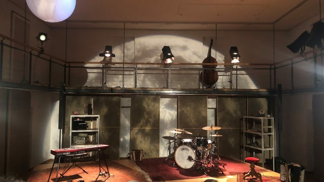 Das Bühnenbild mit den Instrumenten. Das Bühnenbild mit den Instrumenten.