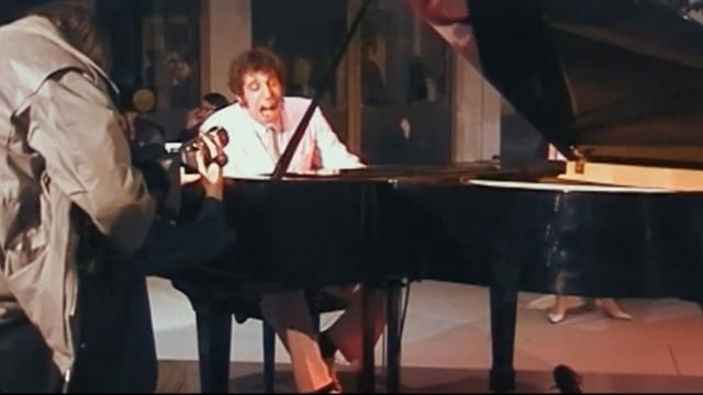 Ein Mann sitzt am Klavier und spielt. Ein Mann sitzt am Klavier und spielt.