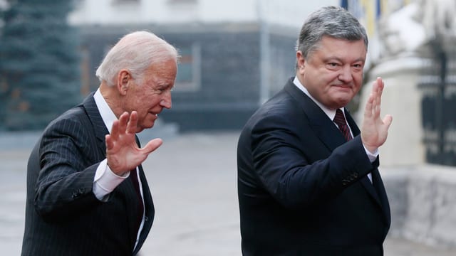Biden und Poroschenko winken in die Kamera. Biden und Poroschenko winken in die Kamera.