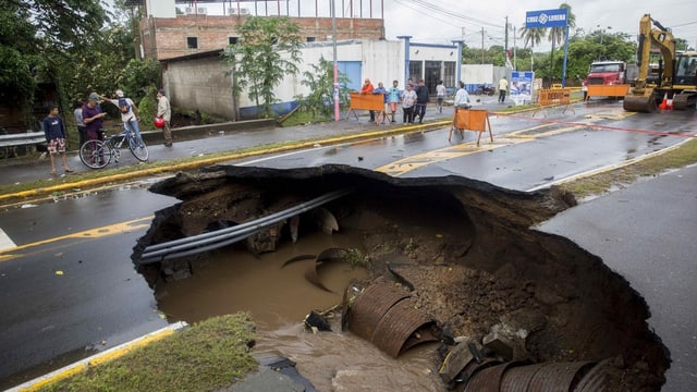Gronda fora en la via. Gronda fora en la via.