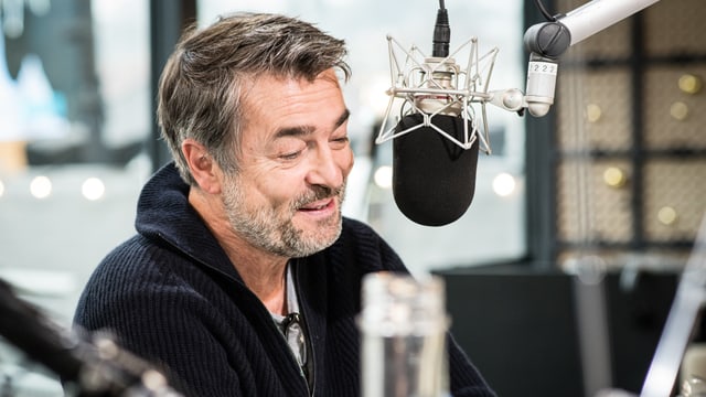 Stefan Gubser redet ins Radiomikrofon Stefan Gubser redet ins Radiomikrofon