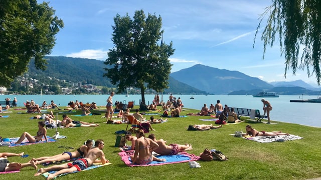 Blick auf Badende am Zugersee. Blick auf Badende am Zugersee.