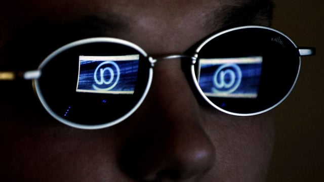 Mann mit Brille, in der Brille spiegeln sich @ Zeichen. Mann mit Brille, in der Brille spiegeln sich @ Zeichen.