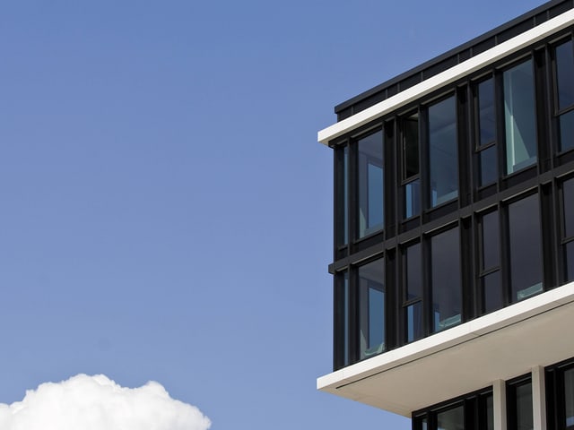 Glassfassade vor blauem Himmel Glassfassade vor blauem Himmel