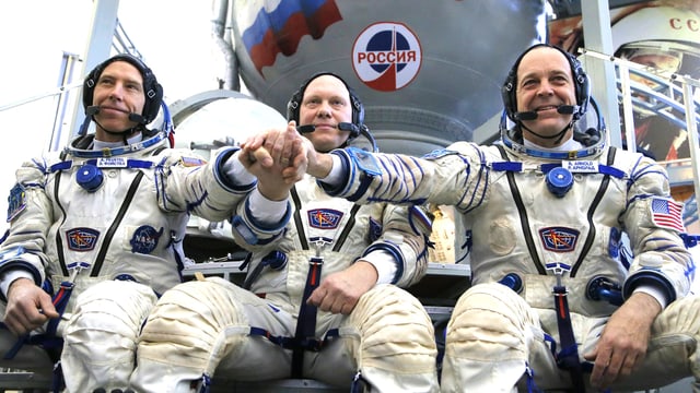 Die drei Kosmonauten Oleg Artemjew, Andrew Feustel und Richard Arnold. Die drei Kosmonauten Oleg Artemjew, Andrew Feustel und Richard Arnold.