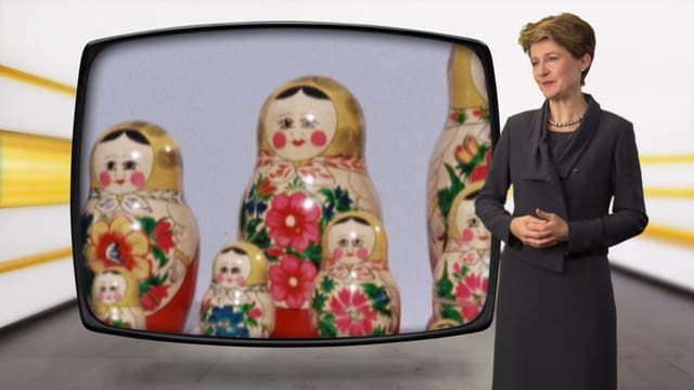 Bundesrätin Simontta Sommaruga, stehend vor Bild im Kassensturz-Dekor Bundesrätin Simontta Sommaruga, stehend vor Bild im Kassensturz-Dekor