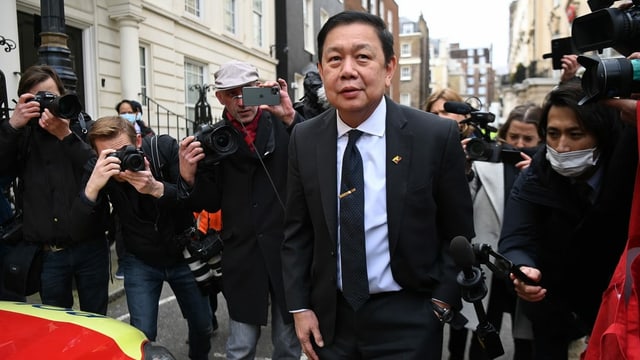 Der abgesetzte Botschafter Burmas in Grossbritannien, Kyaw Zwar Minn, steht vor der Botschaft in London – umzingelt von Journalisten. Der abgesetzte Botschafter Burmas in Grossbritannien, Kyaw Zwar Minn, steht vor der Botschaft in London – umzingelt von Journalisten.