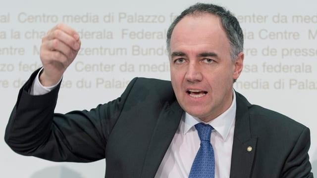 Christoph Darbellay an einer Pressekonferenz im Bundeshaus im Januar 2016. Christoph Darbellay an einer Pressekonferenz im Bundeshaus im Januar 2016.