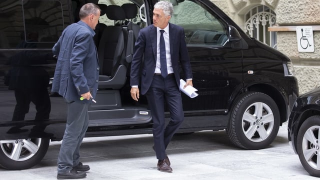 Lauber (rechts) unterwegs zum Hearing bei der SP-Fraktion im Bundeshaus. Lauber (rechts) unterwegs zum Hearing bei der SP-Fraktion im Bundeshaus.