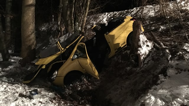 Ein zerstörtes Auto in einem Bach Ein zerstörtes Auto in einem Bach