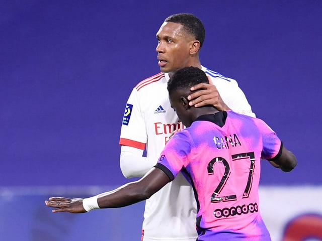 Idrissa Gueye von PSG und Marcelo von Lyon.
