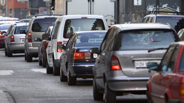 Stockender Verkehr in einer Strasse. Autos udn ein Lastwagen. Stockender Verkehr in einer Strasse. Autos udn ein Lastwagen.