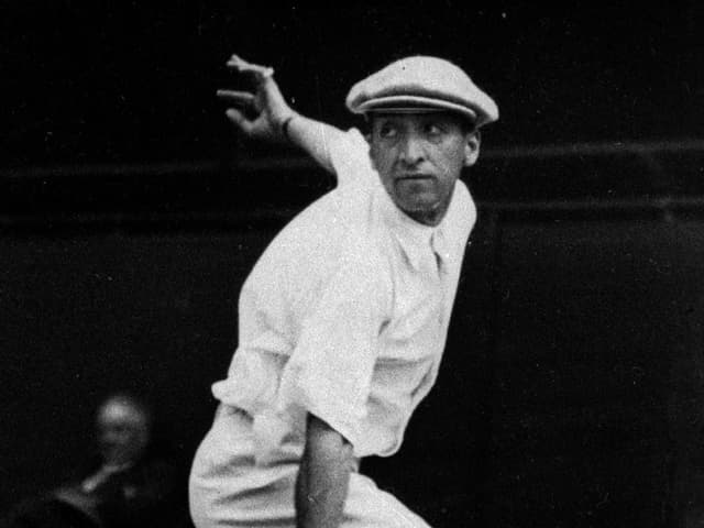 René Lacoste bei einem Tennisspiel René Lacoste bei einem Tennisspiel