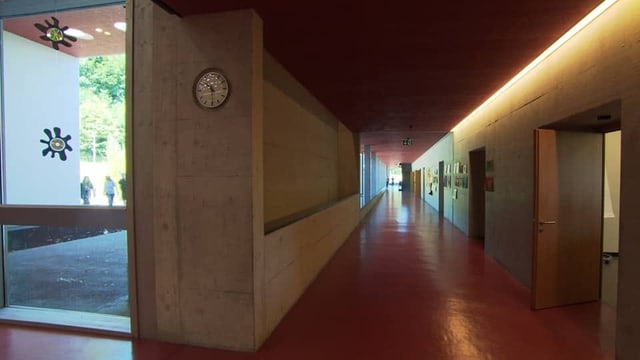 Gang in einem Schulhaus. Gang in einem Schulhaus.